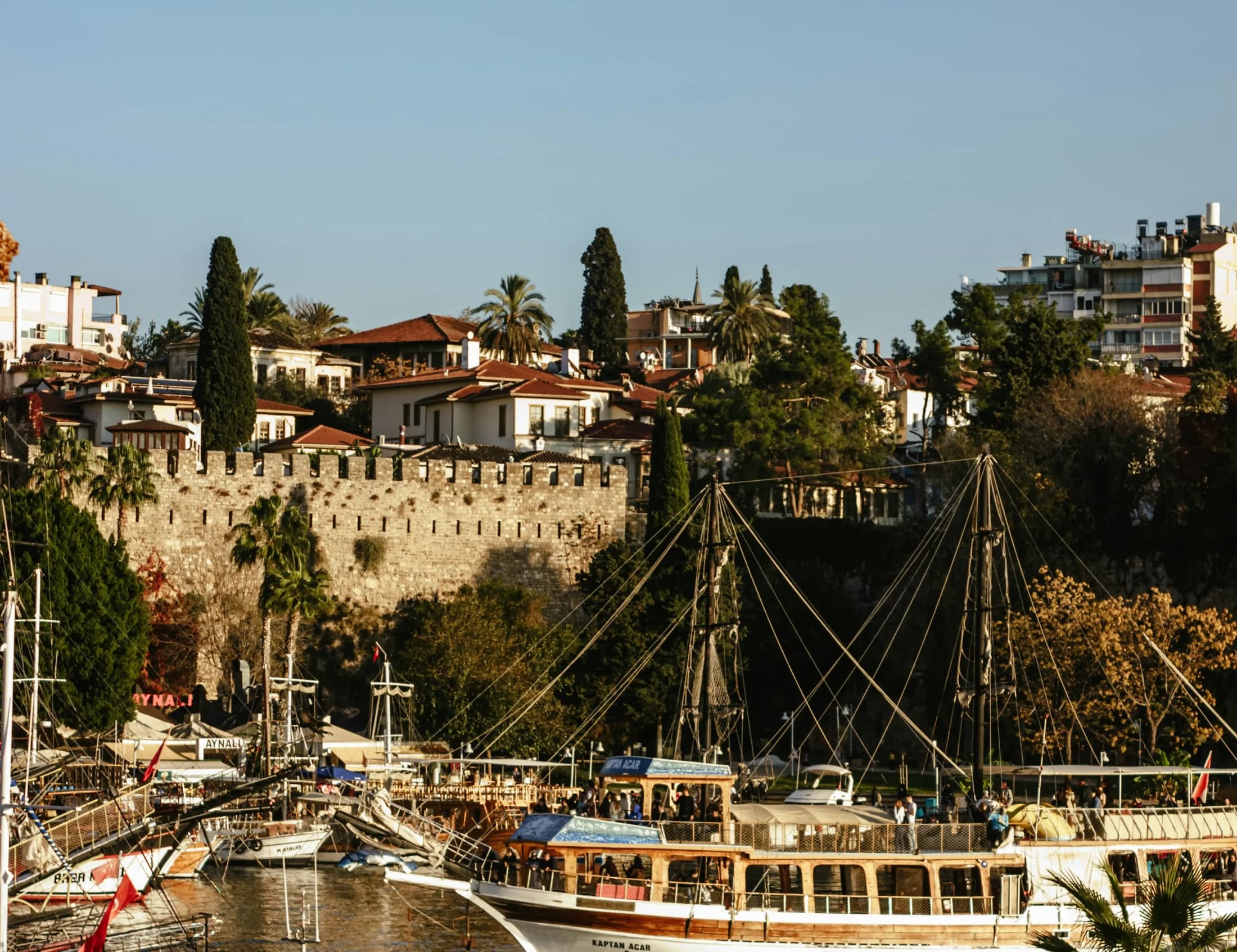 Kaleiçi yat limanı ve tarihi Antalya evleri
