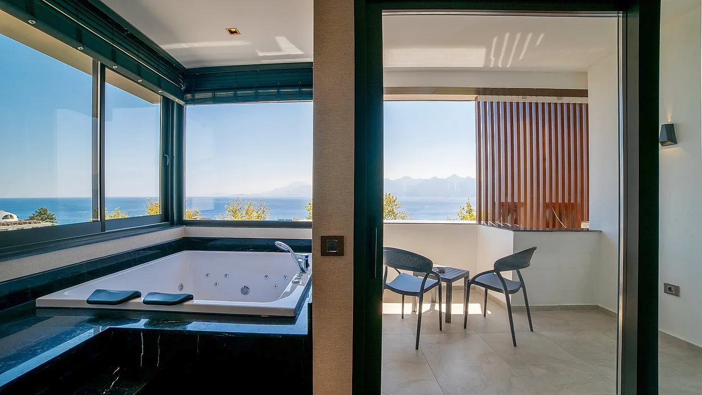 King Suit balkon ve jakuzi alanı