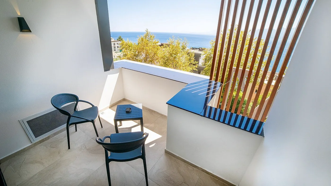 King Suit balkon oturma alanı