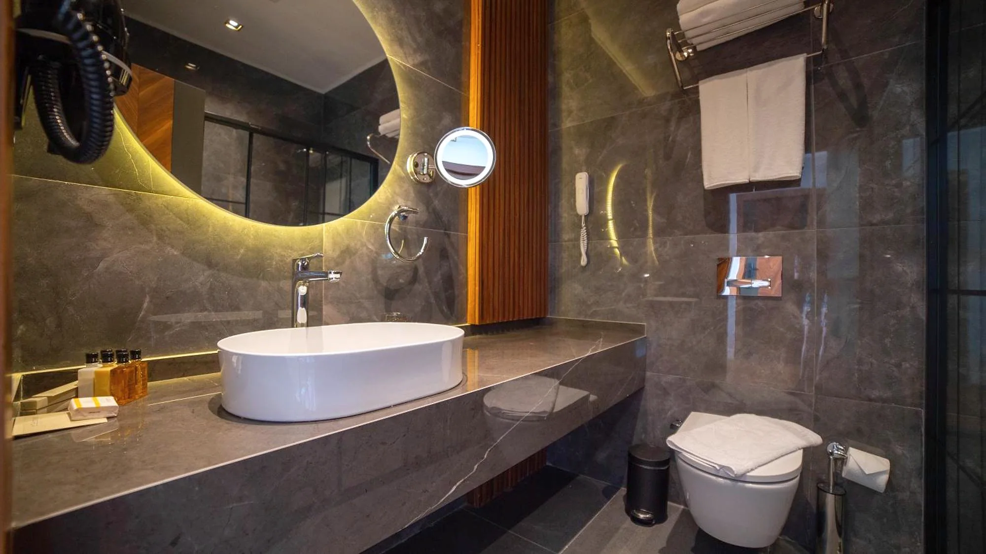 Suit banyo ve lavabo alanı